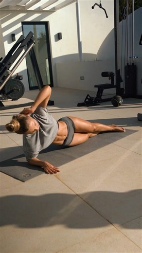 Home and Gym Workouts 💪 on Instagram: "abssss & core. 15 reps (per side) repeat for 3 rounds. start with some activation exercises if you struggle with feeling your abs work. makes the biggest difference👏 tag someone who should try this👀 Cr @gainsbybrains #workout #train #fit #fitness"