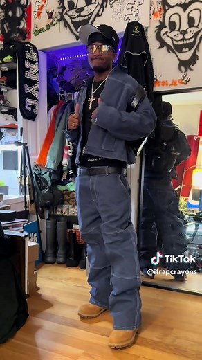 Achieve 90’s Swag with Baggy Jeans and Streetwear