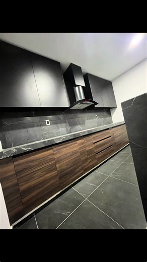 Terminando cocina fabricada en MDF melamínico de 15mm colores Negro y Durango de la marca Arauco #muebles #cocina #remodelacion #mueblesmodernos