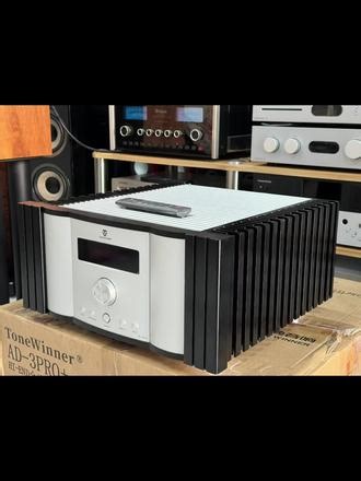 [庆祝][庆祝][庆祝]天逸AD-3PRO 重量级功放一台[庆祝][庆祝][庆祝]……国产之精粹，99新样机一台，成色完美无瑕，仅拆封……放音不过几个小时……音频接口：配备USB-Audio接口，采用CT7601PR解码芯片，支持DSD512和768kHz/32bit PCM高分辨率音频格式。输入输出：具备全平衡信号输入，兼容动圈（MC）和动磁（MM）黑胶唱头，并提供平衡与非平衡双低频输出接