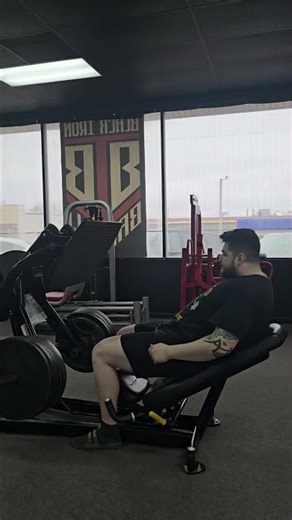 Learning and trying something new: hook grip and cybex leg press. #powerlifter #gym