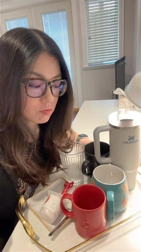 The missing cups mystery 🤨 Do u think she can find the $20?👀 #funnyvideo #comedy #relatable #lol