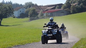 Helmut Baldauf ist Quadtour-Guide im Oberallgäuer Krugzell. Im Video gibt er Tipps und bemerkt "Frauen fahren mit mehr Hirn". Die komplette Reportage gibt es unter: www.all-in.de/1427022 (lap) | all-in.de