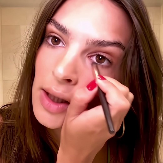 Emily Ratajkowski Makeup Tutorial