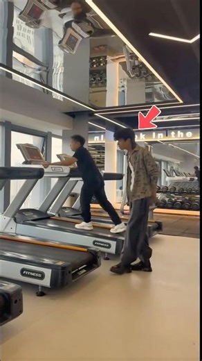 A funny incident happened while working out at the gym 🤣🐸 #funny #funnyvideo #comedy