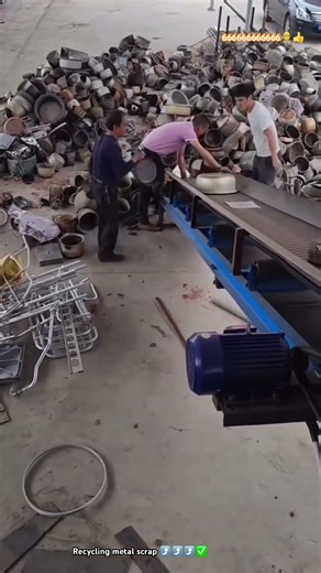 Crushing metal scrap : Useful Conveyor Belt transfer to crushing machine