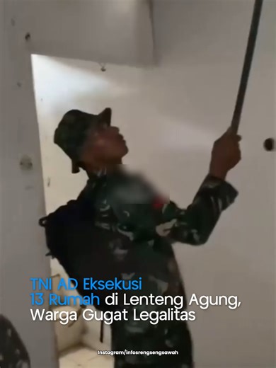 Sebanyak 13 rumah di RW 10, Lenteng Agung, Jagakarsa, Depok, dibongkar aparat TNI AD pada Senin (6/4/2026). Aksi ini sempat jadi sorotan karena warga mempertanyakan dasar hukumnya. Meski disebut kosong saat eksekusi, warga tetap datang ke lokasi buat melihat kondisi rumah mereka. Beberapa bahkan berusaha menyelamatkan barang yang masih tersisa di puing-puing. #okezone #TNI #angkatandarat