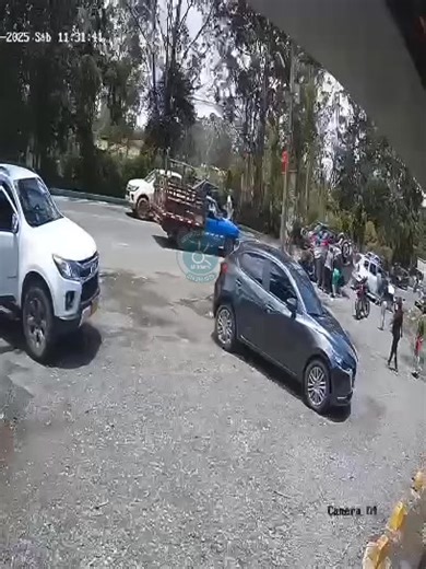 En video: carro circulaba se volcó en la vía La Ceja-Rionegro https://mioriente.com/mi-oriente/accidente-via-la-ceja-rionegro.html | MiOriente