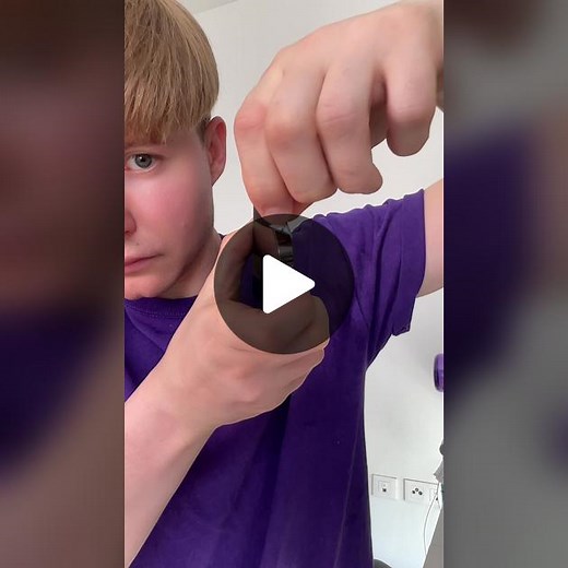 Nettoyer le micro de son telephone avec de l’adhesif et un trombone 🧼