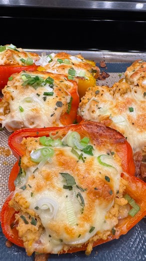 🌶️🔥 Follow @FarmFitMomma for more high-protein farm fuel and real-life meals every Saturday! If you’re craving that bold buffalo flavor but still want to stay on track — MAKE THIS. Creamy Greek yogurt, shredded chicken, melty cheese, and just the right kick of heat all stuffed into crisp-tender peppers. It’s easy, it’s filling, and it won’t wreck your macros. ✨ New high-protein recipes drop every Saturday — real food, real macros, real life. 💬 Comment YUM and I’ll DM you the full recipe strai