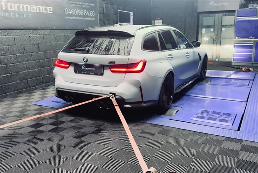 Encore une BMW M qui quitte notre atelier… mais pas comme elle est arrivée. Sous ses lignes familiales se cache déjà une machine redoutable. Pourtant, pour son propriétaire passionné, le potentiel de cette BMW M3 Competition Touring méritait d’être pleinement révélé. Avec à peine 5000 km, cette M3 est passée entre nos mains pour une transformation complète du comportement moteur et de la gestion de la boîte automatique. Comme beaucoup le savent, les BMW produites après 2021 disposent de calculat