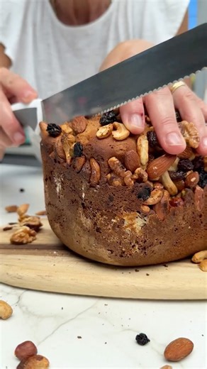 Ale Temporini on Instagram: "PAN DULCE SIN GLUTEN🫢 Este pan dulce sin gluten sale directo de la máquina de pan de @yelmoarg 😍 Sí, así de fácil… y queda terrible para la mesa de Navidad 🎄 Ponés los ingredientes, elegís el programa y listo. La máquina hace todo y te deja un pan dulce esponjoso, húmedo y con sabor bien navideño ✨ 📌 Ingredientes: 380 g mix de harina 100 g azúcar 12 g psyllium 10 g polvo leudante 20 g levadura fresca 50 gr de manteca 3 huevos 200 g leche Esencias + ralladura de l