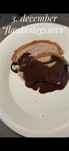 3. december 🎄 Opskrift: Smør, mel, stegesky fra ribbensteg, reduceret rødvin, fløde 38%, ribsgelé, sovsekulør, salt og peber Smelt 50 g smør til det bruser op, tilsæt 3 spsk mel og rist det godt af. Tilsæt stegeskyen lidt ad gangen til det tykner. Kom den reducerede rødvin i og kog igennem kort. Tilsæt fløden, kom sovsekulør i til ønsket farve, smag til med salt, peber og ribsgelé. | Hjalte.tv