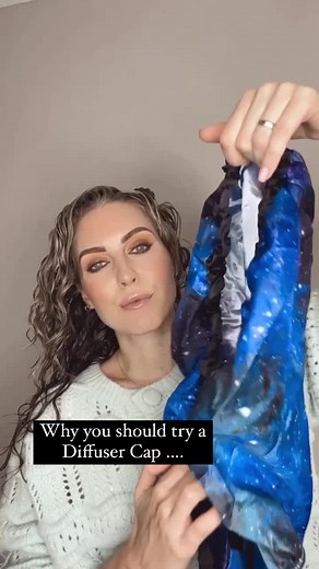 Why you should try a Diffuser Cap ⭐️ You don’t need to flip upside down when diffusing your hair or move side to side, You just put on the diffuser cap attach it to your diffuser and that’s it! You have your hands free so you can be on your phone, do your make up or eat a snack 😁 And the best part! You get amazing volume when you use a diffuser cap! Have you already tried it? Let me know in the comments 👇 ➡️Use code CURLYKIET for discount on all products @by @FronhasAntiFrizz #diffuse #diffuse