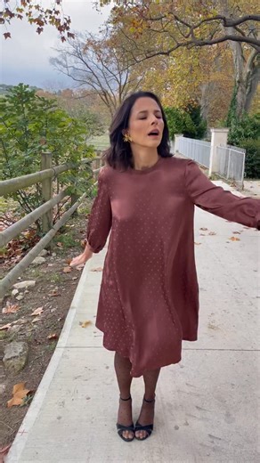 Retrouvez les backstages de la nouvelle capsule de Noël, qui sortira mercredi prochain à 9h simultanément sur le site et au salon Créations et Savoir-Faire : le 26 novembre 🎄🎅 Vous avez hâte ? Nous ouiiii ! 📸 @pelut.charlene @ponthus.nancy 💄 @tevaquesada_makeup 📍 @domainedebiar et l’organisme @sitesdexceptionlanguedoc #capsuledenoel #maisonfauve #cadeaunoel #coutureaddict #patroncouture | Maison Fauve