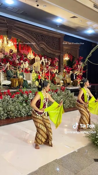 Tari Gambyong performed by RnR Art Production #tari #tarijawa #tarigambyong #gambyong #gambyongpareanom #penarisolo #fyp #fypage #isisurakarta #weddingorganizerjakarta #weddingorganizersolo #weddingorganizersurabaya #surakarta #surakarta24jam #budayajawa #solo24jam