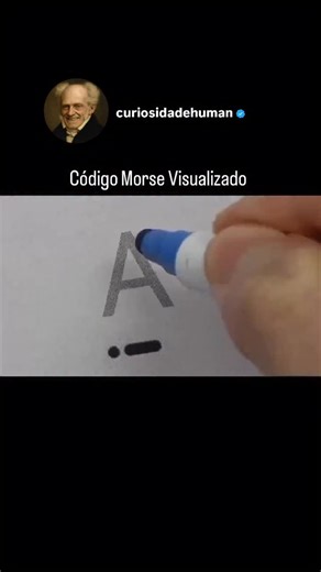 Curiosidades Sobre a Humanidade on Instagram: "Você não está vendo alguém pintando letras. Você está vendo uma língua que fala no silêncio. ⬇️ ⸻ FATO PRINCIPAL O que está acontecendo no vídeo é o Código Morse — um sistema de comunicação baseado apenas em pontos e traços. Cada letra tem um ritmo próprio: • E = . • T = - • S = ... • O = — No papel, isso parece só uma marca de caneta. Mas na prática, é som transformado em tempo: um toque curto, uma pausa, um toque longo. Durante guerras, naufrágios