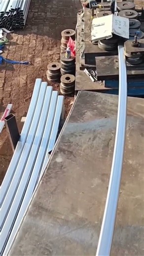 Lange Metallrohre biegen • Präziser Rohrbiegeprozess • Industrie