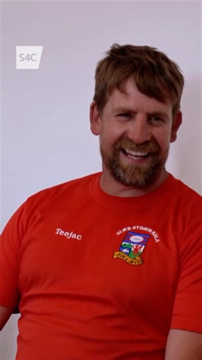 S4C | Brodyr o’r Bala, Oswyn a Gwynant, sy’n gwasanaethu’r gymuned wledig leol gyda’u busnesau contractio. Ond gyda’r nos, mae’r ddau wrth eu... | Instagram