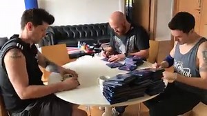 Only 10,000 albums to sign...! Pre-order our brand new album 'Freedom Child' for a signed copy here: smarturl.it/FreedomChildOS | The Script