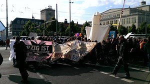 Die "Parade der Unsichtbaren" auf ihrer Demo-Route durch die Leipziger Innenstadt - alles Infos zum Tage gibt's bei uns im Ticker bit.ly/leipzig1000 | LVZ Leipziger Volkszeitung