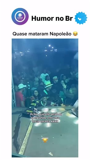 Humor No Br on Instagram: "Quase ele morre Se você também sente uma nostalgia imensa ao lembrar dos vídeos dos anos 2000, então prepare-se para essa viagem no tempo! 🌟 Ah, os bons tempos de internet lenta, fitas VHS e CDs queimados! 🎬 Quem não se lembra do barulho do discador e da emoção de ouvir aquele “A conexão foi estabelecida” ao entrar no MSN? 💻🚪 Mas antes de tudo isso, os vídeos que viralizavam nas primeiras plataformas como o YouTube (ainda em 240p, claro!) e as primeiras memes da er