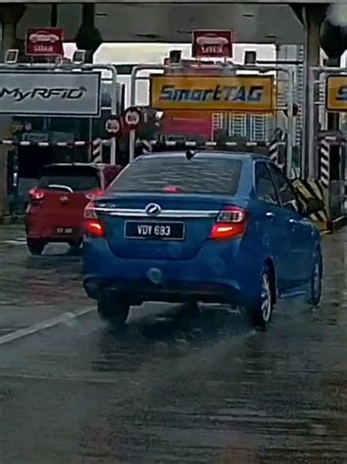 Car Owner Moves Barrier After Smart Tag Fails