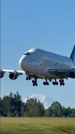🚨 Boeing Dreamlifter Arriving at Paine Field! ✈️ Rare 747 LCF Landing