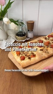 Schnelle Focaccia für laue Sommerabende? Geht easy mit unserem frischen Pizzateig! Perfekt zum Grillen, Snacken, Teilen – und ganz besonders mit Tomaten & Pinienkernen ein Genuss.⁠ ⁠ Zutaten:⁠ - 1 Pkg. Tante Fanny Frischer Blech-Pizzateig XXL 550 g⁠ - 2 EL Olivenöl⁠ - 2 Knoblauchzehen, in feine Scheiben geschnitten⁠ - 100 g Kirschtomaten, halbiert⁠ - 50 g Pinienkerne⁠ - Etwas Pizzagewürz⁠ - Grobes Meersalz⁠ ⁠ Zubereitung:⁠ 1. Backofen auf 200° C Ober-/Unterhitze vorheizen und Teig direkt aus dem