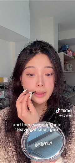 Replying to @viviana ⋆౨ৎ˚ how to contour your lips to make them look more plump! #lipcontour #liptrick #lipgloss #lipfiller #plumplips