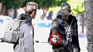 $100 VISA Gift Cards For the Homeless 🥹 | Steven Schapiro