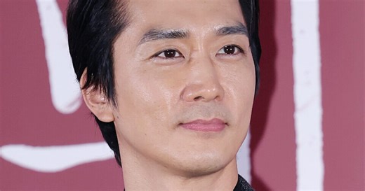 Actor Song Seung Heon Proposes To Co-Star Actress After "Cheating" On Her Twice