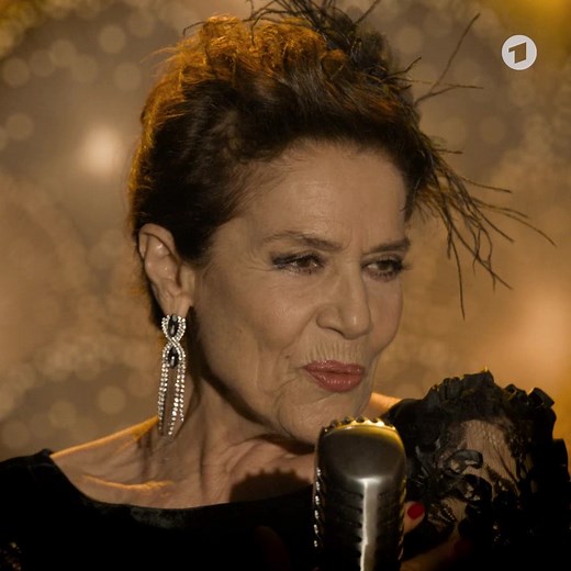 🔊 Ton an für Hannelore Elsner 🔊 Zu sehen ist sie im "Club der einsamen Herzen" – zum Video: www.DasErste.de/-club-der-einsamen-herzen-100 | ARD Mediathek