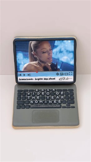 Ariana Grande makes alllll of my days SWEETER – especially with this "brighter days ahead" cookie to celebrate it's Video of the Year #VMA nom 🤭 #MTVxCookieInTheKitchen · 🍪: Cookie in the Kitchen | MTV