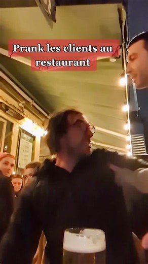 Bistrot Léo Prank: Serveur Fou au Restaurant Paris