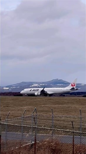 函館空港2025.12.17 J-Air 元JAL ミャクミャクJET」E190 (JA252J)