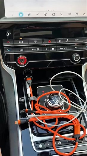 🚗 Stanco di collegare il telefono ogni volta che sali in macchina? Cavi aggrovigliati, connessioni dimenticate, porte USB capricciose... tutto questo rende il viaggio più complicato. Eppure, meriti un’esperienza migliore al volante. ✨ Con l’adattatore CarPlay Wireless 3-in-1, la tua auto diventa smart in pochi secondi. Ti basta collegarlo una sola volta e il tuo iPhone o Android si connetterà automaticamente a ogni accensione. Nessun cavo. Nessuna fatica. | Dimova Italia