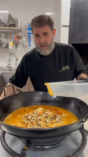 🔵✨El Secreto Líquido que Define Nuestros Mejillones en Escabeche ✨ En 📍Restaurante Frontera, la excelencia se degusta en cada detalle, en cada matiz. Hoy, la cocina se abre para desvelar un pilar fundamental en la elaboración de un clásico que rinde culto a la tradición: nuestros afamados mejillones en escabeche. Un secreto que, quizá, ya intuyes…😋 Todo comienza con el aceite de oliva virgen extra, el oro líquido de nuestros campos, protagonista indiscutible y alma de este plato. Con él, los 