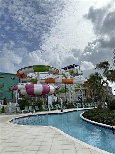 A dreamy escape where comfort, fun, and a backyard waterpark all come standard. 🤩 📍: Villatel Orlando Resort | Visit Orlando