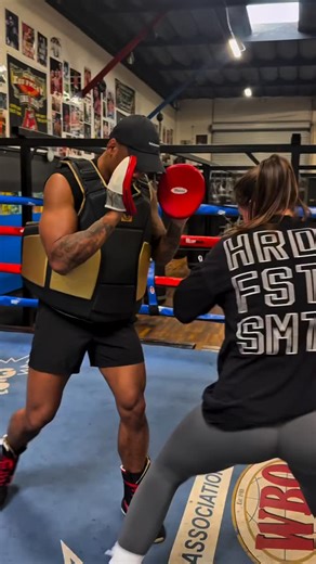 Yesterday’s training was 🔥 and I was ripping the body shield like I had something to get off my chest 😤😅 Worked on different ranges and strategy within those ranges— footwork is essential when working different ranges. Full breakdown coming this week! If you want to work different ranges, footwork and strong mechanics, comment PROGRAMS and we will DM you our 3 different programs to do just that. Even if you train boxing just for fun or for fitness; refining your technique and foundation will 