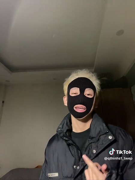 Expressive Hand Gestures in Casual Settings