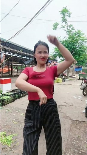 nhóm con gái nhà tôi thể hiện