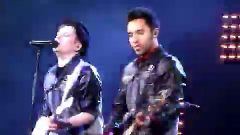 #whoremembers patrick inverting the og meaning of disloyal order lyrics and pointing at himself for "half-doomed" and at pete for "semi-sweet"