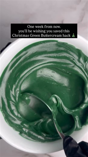 How to Make Deep Christmas Green Buttercream (Without Overloading on Food Coloring!) 🎄 The secret isn’t in how much color you add…it’s in how you treat your buttercream. If your green always turns dull or muddy, or never quite hits that rich, festive tone…this one’s for you 👇 ✨ Use @americolor Leaf Green a touch of Royal Blue for depth a speck of Black to tone down the brightness. ✨ Warm it in the microwave in 5-second bursts, mixing in between. (Don’t skip this…it makes a huge difference!) ✨ 