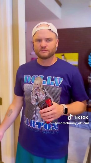 We are obssesed with this amazing video created by @CharlieClassic with @jcyrus, such a genius way to let everyone know we're blender experts. 😜😜#comedy #motorbunny #charlieclassic