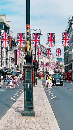 82K views · 4.6K reactions | London love ♥️ #thisislondon #londontown #london #londoncity #reels #foryoupage #fyp #streetsoflondon #lovelondon #peopleoflondon #visitlondonLondon Town #Capturedbylondontown #Sholalawrence Shola Lawrence | London Town | Facebook