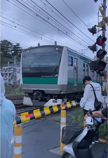 🇯🇵Train Passing Through a Railroad Crossing