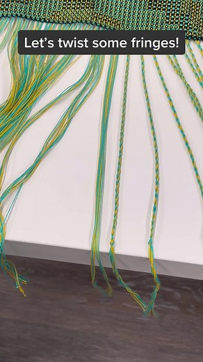 A look into a small part of the handweaving process - twisting the fringes. Yes it’s manual. Yes it takes a long time. The results are worth it though! 🤓 For Those That Want To Know: Twisted fringes are one of the options a handweaver can choose to finish and secure the warp ends. This technique is popular for scarves, shawls and blankets. I’m using a 2 pronged fringe twister from #leclerc Fringe Twisting Pro 🦸‍♀️Tips … -To make your cloth more durable, you should still hemstitch each end whil