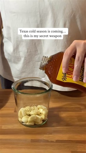 Fermented Garlic Honey 🧄🍯 Made with Kelley’s Texas Raw Honey — your new cold-season essential. This simple home remedy is known for its immune-boosting, antibacterial, and anti-inflammatory properties (thanks to the natural allicin from garlic and the enzymes in raw honey). It’s sweet, savory, and surprisingly delicious — nature’s medicine made right in your kitchen. My tip? Make it before you need it — your future self will thank you when the Texas sniffles hit. You’ll need: – Peeled and slig