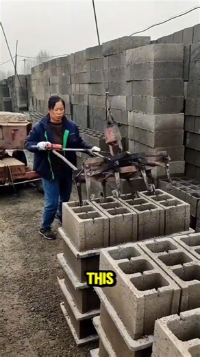 With the help of this lifting clamp, even heavy concrete blocks can be stacked with ease. | Quechua TV